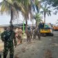 Personel gabungan TNI, Satpol PP, dan instansi terkait bersiaga saat proses pembongkaran bangunan liar di kawasan Jalan Raya Puri Jaya, Pasar Kemis.