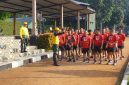 Personel Kodim 0510/Tigaraksa menerima arahan dari tim penguji sebelum mengikuti tes kesamaptaan jasmani periodik dan UKP Tahun Anggaran 2026 di Kota Tangerang.