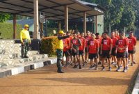 Personel Kodim 0510/Tigaraksa menerima arahan dari tim penguji sebelum mengikuti tes kesamaptaan jasmani periodik dan UKP Tahun Anggaran 2026 di Kota Tangerang.