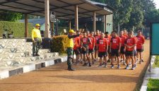 Personel Kodim 0510/Tigaraksa menerima arahan dari tim penguji sebelum mengikuti tes kesamaptaan jasmani periodik dan UKP Tahun Anggaran 2026 di Kota Tangerang.