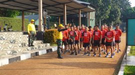Personel Kodim 0510/Tigaraksa menerima arahan dari tim penguji sebelum mengikuti tes kesamaptaan jasmani periodik dan UKP Tahun Anggaran 2026 di Kota Tangerang.