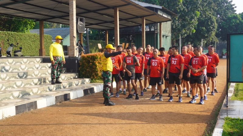 Personel Kodim 0510/Tigaraksa menerima arahan dari tim penguji sebelum mengikuti tes kesamaptaan jasmani periodik dan UKP Tahun Anggaran 2026 di Kota Tangerang.