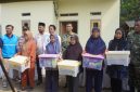 Dandim 0510/Tigaraksa Letkol Inf Yudho Setyono (tengah) bersama unsur Forkopimcam dan warga berfoto usai penyerahan bantuan kepada penerima program RTLH di Desa Patrasana, Kecamatan Kresek, Kabupaten Tangerang.