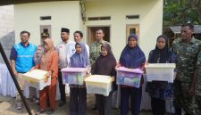 Dandim 0510/Tigaraksa Letkol Inf Yudho Setyono (tengah) bersama unsur Forkopimcam dan warga berfoto usai penyerahan bantuan kepada penerima program RTLH di Desa Patrasana, Kecamatan Kresek, Kabupaten Tangerang.
