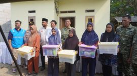 Dandim 0510/Tigaraksa Letkol Inf Yudho Setyono (tengah) bersama unsur Forkopimcam dan warga berfoto usai penyerahan bantuan kepada penerima program RTLH di Desa Patrasana, Kecamatan Kresek, Kabupaten Tangerang.