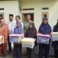 Dandim 0510/Tigaraksa Letkol Inf Yudho Setyono (tengah) bersama unsur Forkopimcam dan warga berfoto usai penyerahan bantuan kepada penerima program RTLH di Desa Patrasana, Kecamatan Kresek, Kabupaten Tangerang.