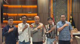 Kapolda Banten, Irjen Pol. Hengki (tengah), berfoto bersama perwakilan HMI usai audiensi di ruang kerja Kapolda Banten, Jumat (8/5/2026).