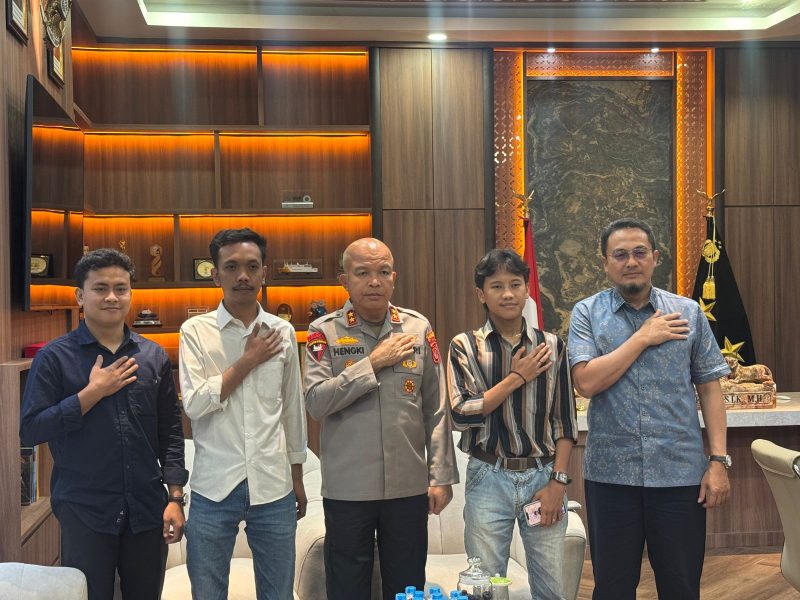Kapolda Banten, Irjen Pol. Hengki (tengah), berfoto bersama perwakilan HMI usai audiensi di ruang kerja Kapolda Banten, Jumat (8/5/2026).