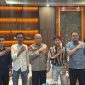 Kapolda Banten, Irjen Pol. Hengki (tengah), berfoto bersama perwakilan HMI usai audiensi di ruang kerja Kapolda Banten, Jumat (8/5/2026).