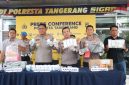 Kapolresta Tangerang Kombes Pol Andi Muhammad Indra Waspada Amirullah (tengah kiri) bersama jajaran Polresta Tangerang menunjukkan barang bukti hasil pengungkapan kasus peredaran obat keras ilegal di Mapolresta Tangerang.