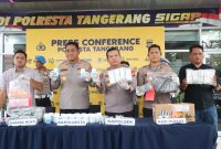 Kapolresta Tangerang Kombes Pol Andi Muhammad Indra Waspada Amirullah (tengah kiri) bersama jajaran Polresta Tangerang menunjukkan barang bukti hasil pengungkapan kasus peredaran obat keras ilegal di Mapolresta Tangerang.