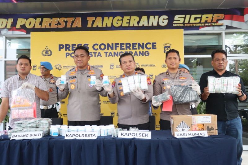 Kapolresta Tangerang Kombes Pol Andi Muhammad Indra Waspada Amirullah (tengah kiri) bersama jajaran Polresta Tangerang menunjukkan barang bukti hasil pengungkapan kasus peredaran obat keras ilegal di Mapolresta Tangerang.