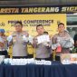 Kapolresta Tangerang Kombes Pol Andi Muhammad Indra Waspada Amirullah (tengah kiri) bersama jajaran Polresta Tangerang menunjukkan barang bukti hasil pengungkapan kasus peredaran obat keras ilegal di Mapolresta Tangerang.