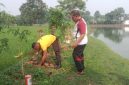 Personel Polsek Pasar Kemis melakukan penanaman pohon rambutan di area Kampung Waru, Desa Sukaharja, Kecamatan Sindang Jaya, Kabupaten Tangerang.