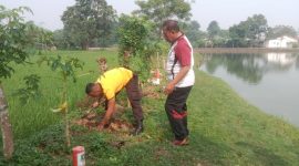 Personel Polsek Pasar Kemis melakukan penanaman pohon rambutan di area Kampung Waru, Desa Sukaharja, Kecamatan Sindang Jaya, Kabupaten Tangerang.