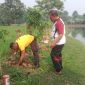 Personel Polsek Pasar Kemis melakukan penanaman pohon rambutan di area Kampung Waru, Desa Sukaharja, Kecamatan Sindang Jaya, Kabupaten Tangerang.