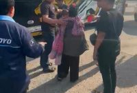 Tim Resmob Satreskrim Polres Serang saat mengamankan terduga pelaku penculikan balita di kawasan Pelabuhan Merak, Banten.