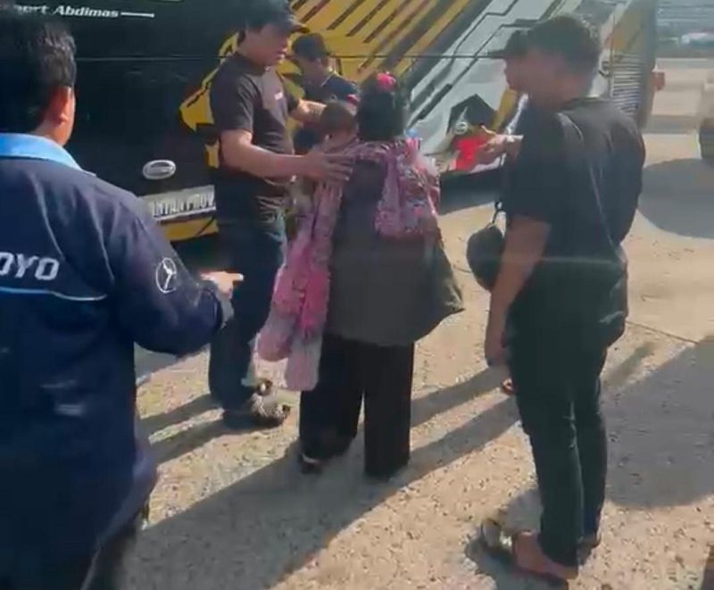 Tim Resmob Satreskrim Polres Serang saat mengamankan terduga pelaku penculikan balita di kawasan Pelabuhan Merak, Banten.