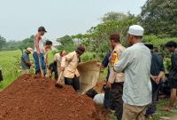 IPDA Kahar (tengah belakang) menghadiri prosesi pemakaman almarhumah Ani Mayasari bersama warga dan tokoh masyarakat di Desa Pangadegan.