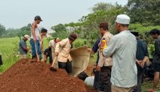 IPDA Kahar (tengah belakang) menghadiri prosesi pemakaman almarhumah Ani Mayasari bersama warga dan tokoh masyarakat di Desa Pangadegan.