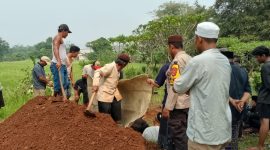 IPDA Kahar (tengah belakang) menghadiri prosesi pemakaman almarhumah Ani Mayasari bersama warga dan tokoh masyarakat di Desa Pangadegan.