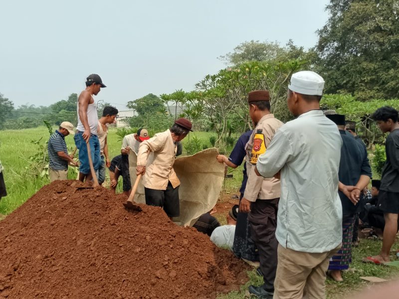 IPDA Kahar (tengah belakang) menghadiri prosesi pemakaman almarhumah Ani Mayasari bersama warga dan tokoh masyarakat di Desa Pangadegan.