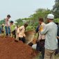 IPDA Kahar (tengah belakang) menghadiri prosesi pemakaman almarhumah Ani Mayasari bersama warga dan tokoh masyarakat di Desa Pangadegan.
