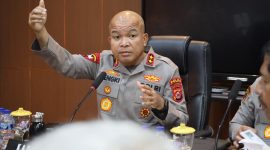 Kapolda Banten Irjen Pol Hengki memimpin rapat koordinasi bersama jajaran Polda Banten dan perwakilan OPD terkait pembatasan operasional kendaraan angkutan tambang di Ruang Crisis Center Polda Banten, Selasa (12/05).