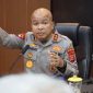 Kapolda Banten Irjen Pol Hengki memimpin rapat koordinasi bersama jajaran Polda Banten dan perwakilan OPD terkait pembatasan operasional kendaraan angkutan tambang di Ruang Crisis Center Polda Banten, Selasa (12/05).