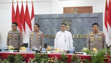 Wakapolda Banten Brigjen Pol Dr. Hendra Wirawan didampingi Kadishub Provinsi Banten Tri Nurtopo dan Kapolres Cilegon AKBP Dr. Martua Raja Taripar Laut Silitonga mengikuti rangkaian rapat koordinasi pengendalian operasional kendaraan angkutan tambang di Polres Cilegon