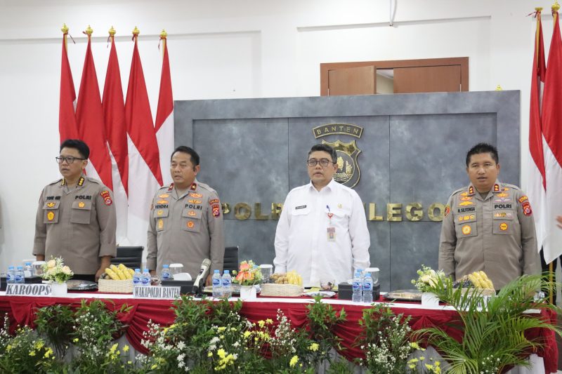 Wakapolda Banten Brigjen Pol Dr. Hendra Wirawan didampingi Kadishub Provinsi Banten Tri Nurtopo dan Kapolres Cilegon AKBP Dr. Martua Raja Taripar Laut Silitonga mengikuti rangkaian rapat koordinasi pengendalian operasional kendaraan angkutan tambang di Polres Cilegon