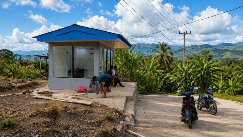 Sebuah tempat pangkas rambut baru tengah dibangun di Baribatu dengan konsep sederhana modern serta menghadirkan suasana sejuk khas daerah perbukitan.