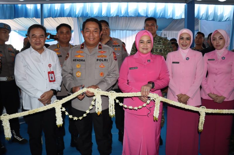 Wakapolda Banten Brigjen Pol Hendra Wirawan bersama Ketua Bhayangkari Daerah Banten dan jajaran menghadiri prosesi peresmian kegiatan sebagai bentuk dukungan terhadap program pelayanan masyarakat dan penguatan sinergitas lintas sektor.