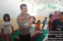 Anggota Polri Wangsa menggendong bayi yang ditemukan warga saat melakukan penanganan dan memastikan kondisi bayi dalam keadaan aman di Kecamatan Anyar, Kabupaten Serang.