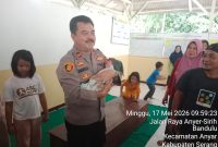 Anggota Polri Wangsa menggendong bayi yang ditemukan warga saat melakukan penanganan dan memastikan kondisi bayi dalam keadaan aman di Kecamatan Anyar, Kabupaten Serang.