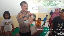 Anggota Polri Wangsa menggendong bayi yang ditemukan warga saat melakukan penanganan dan memastikan kondisi bayi dalam keadaan aman di Kecamatan Anyar, Kabupaten Serang.