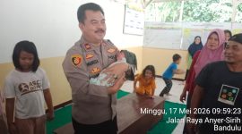 Anggota Polri Wangsa menggendong bayi yang ditemukan warga saat melakukan penanganan dan memastikan kondisi bayi dalam keadaan aman di Kecamatan Anyar, Kabupaten Serang.