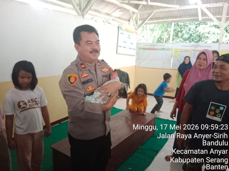 Anggota Polri Wangsa menggendong bayi yang ditemukan warga saat melakukan penanganan dan memastikan kondisi bayi dalam keadaan aman di Kecamatan Anyar, Kabupaten Serang.