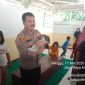 Anggota Polri Wangsa menggendong bayi yang ditemukan warga saat melakukan penanganan dan memastikan kondisi bayi dalam keadaan aman di Kecamatan Anyar, Kabupaten Serang.