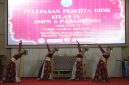 Penampilan tari tradisional oleh siswi SMP Negeri 6 Pasar Kemis pada acara pelepasan peserta didik kelas IX angkatan VI tahun ajaran 2025/2026 di GSG Kecamatan Pasar Kemis.