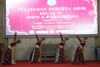 Penampilan tari tradisional oleh siswi SMP Negeri 6 Pasar Kemis pada acara pelepasan peserta didik kelas IX angkatan VI tahun ajaran 2025/2026 di GSG Kecamatan Pasar Kemis.