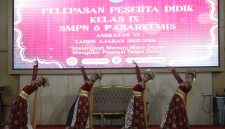 Penampilan tari tradisional oleh siswi SMP Negeri 6 Pasar Kemis pada acara pelepasan peserta didik kelas IX angkatan VI tahun ajaran 2025/2026 di GSG Kecamatan Pasar Kemis.
