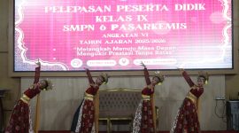 Penampilan tari tradisional oleh siswi SMP Negeri 6 Pasar Kemis pada acara pelepasan peserta didik kelas IX angkatan VI tahun ajaran 2025/2026 di GSG Kecamatan Pasar Kemis.