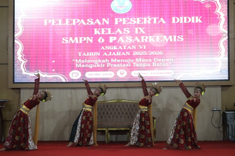 Penampilan tari tradisional oleh siswi SMP Negeri 6 Pasar Kemis pada acara pelepasan peserta didik kelas IX angkatan VI tahun ajaran 2025/2026 di GSG Kecamatan Pasar Kemis.