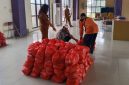 Petugas Kecamatan Pasar Kemis menyiapkan dan mendistribusikan paket sembako Gerakan Pangan Murah kepada masyarakat menjelang Hari Raya Idul Adha.