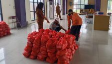 Petugas Kecamatan Pasar Kemis menyiapkan dan mendistribusikan paket sembako Gerakan Pangan Murah kepada masyarakat menjelang Hari Raya Idul Adha.
