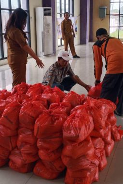 Tebus Sembako Cuma Setengah Harga, Warga Pasar Kemis Diserbu Paket Murah Jelang Idul Adha