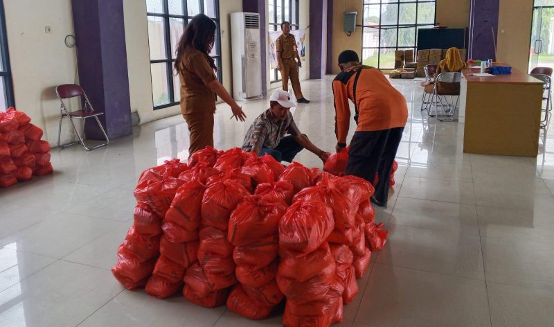Petugas Kecamatan Pasar Kemis menyiapkan dan mendistribusikan paket sembako Gerakan Pangan Murah kepada masyarakat menjelang Hari Raya Idul Adha.