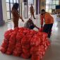 Petugas Kecamatan Pasar Kemis menyiapkan dan mendistribusikan paket sembako Gerakan Pangan Murah kepada masyarakat menjelang Hari Raya Idul Adha.