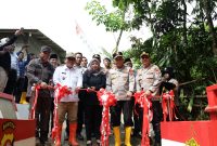 Kapolda Banten Irjen Pol Hengki bersama Wakil Bupati Lebak Ir. H. Amir Hamzah, Kapolres Lebak AKBP Herfio Zaki, dan jajaran terkait saat meresmikan Jembatan Merah Putih Presisi di Kabupaten Lebak sebagai wujud sinergi membangun infrastruktur untuk masyarakat.